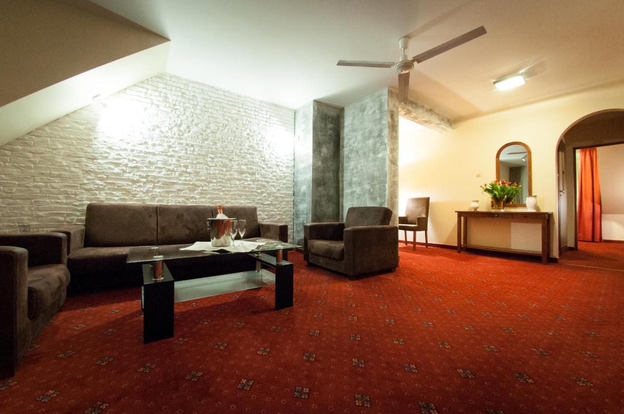 Secession Hotel Leczna Экстерьер фото