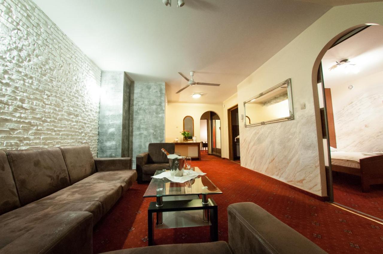 Secession Hotel Leczna Экстерьер фото