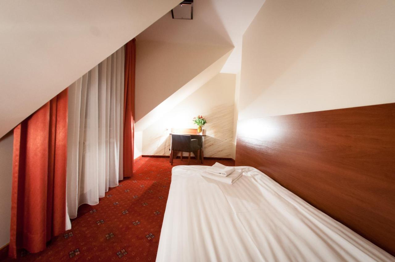 Secession Hotel Leczna Экстерьер фото